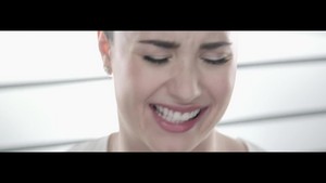  Demi Lovato - hati, tengah-tengah Attack {Music Video}