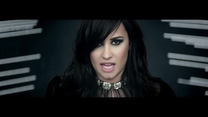  Demi Lovato - 心 Attack {Music Video}