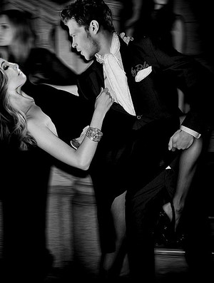  In the dark the dance beginsThe night is starting to swayFeel the beat of ecstasy inside your soul