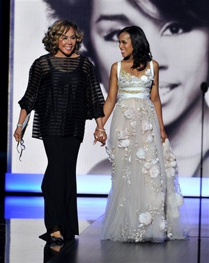  Kerry Washington and Diahann Carroll present during the 65th Primetime Emmys.