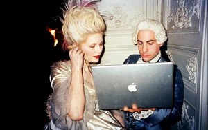  Marie Antoinette with a laptop