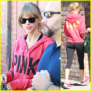  Taylor rápido, swift Matches Sweater And Sneakers For Dance Class!