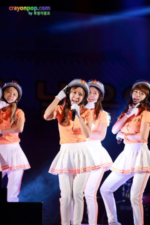  Way performing at KBS Dream Team Nonsan Citizens’ araw konsiyerto