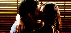  → Ezra & Aria / kisses