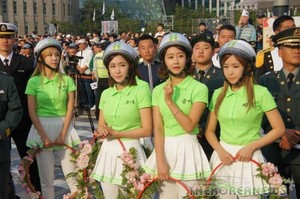  Crayon Pop at Armed Forces araw Parade
