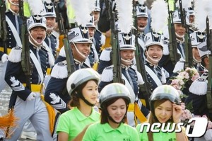  Crayon Pop at Armed Forces ngày Parade