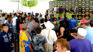  AJ Lee and Rey Mysterio meet डब्ल्यू डब्ल्यू ई प्रशंसकों In Mexico City