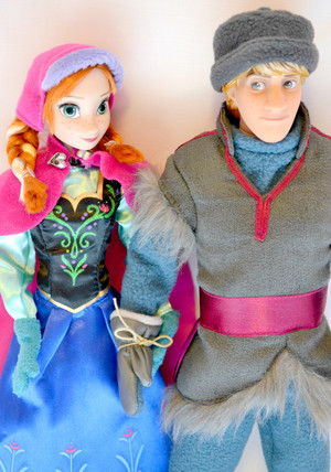  Anna and Kristoff anak patung