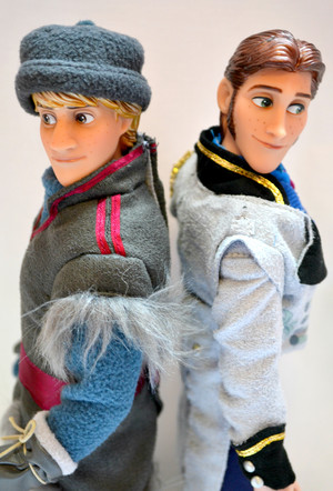  Kristoff and Hans anak patung