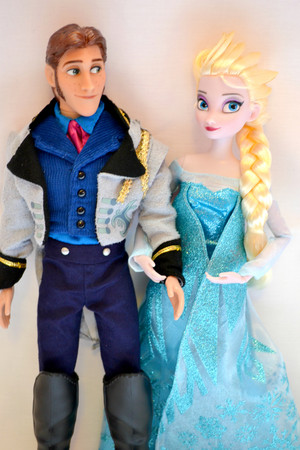 Hans and Elsa 玩偶