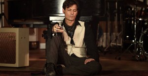  Johnny on the set of Queenie eye ♥