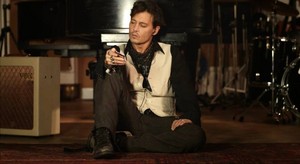  Johnny on the set of Queenie eye ♥