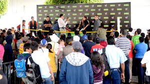  AJ Lee and Rey Mysterio meet ডবলুডবলুই অনুরাগী In Mexico City