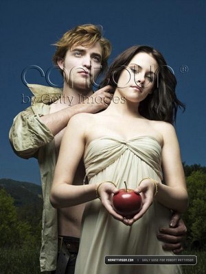  Kristen Stewart and Robert Pattinson(aka Bella sisne and Edward Cullen)