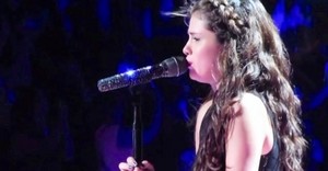  Selena crying during cinta Will Remember