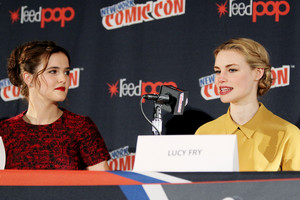  Zoey Deutch & Lucy Fry at the NY Comic Con