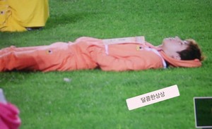  ♥ Sunggyu laying down ♥