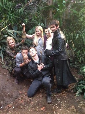  Colin O'Donoghue and the cast of OUAT ಇ