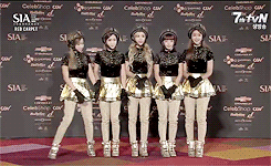  Crayon Pop at Style icone Awards - red carpet