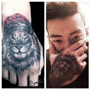  vlaamse gaai, jay shows off his new lion tattoo