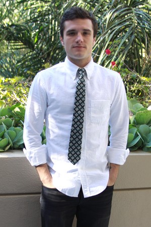  Josh Hutcherson at the Catching api, kebakaran press conference 11-8-13
