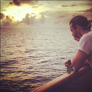  Having a বিয়ার in the Caribbean