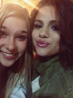  [MORE] Selena meets fan after her concerto - November 9