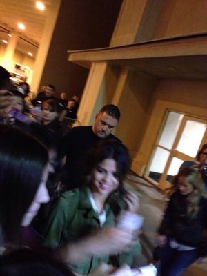  [MORE] Selena meets شائقین after her کنسرٹ - November 9