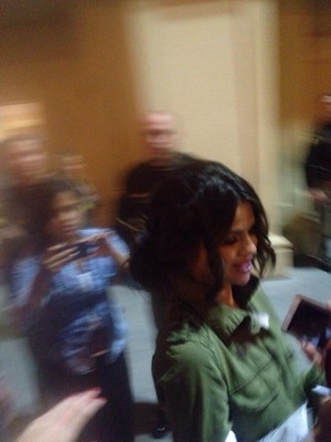  [MORE] Selena meets شائقین after her کنسرٹ - November 9