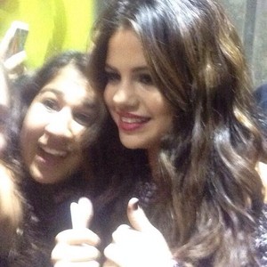 Selena meets شائقین after her کنسرٹ - November 10