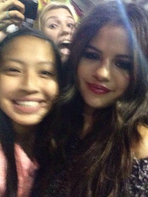  Selena meets fãs after her show, concerto - November 10