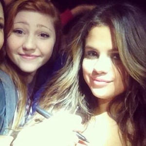  Selena meets fãs after her show, concerto - November 12