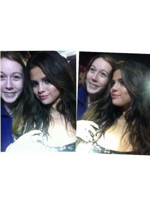  Selena meets شائقین after her کنسرٹ - November 12