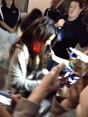  Selena meet fãs after her show, concerto - November 12