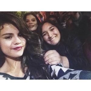  Selena meets شائقین after her کنسرٹ - November 4