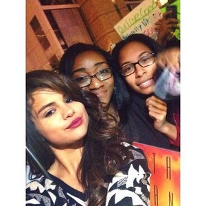  Selena meets प्रशंसकों after her संगीत कार्यक्रम - November 4