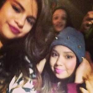  Selena meets অনুরাগী after her সঙ্গীতানুষ্ঠান - November 4
