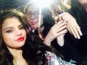  Selena meets những người hâm mộ after her buổi hòa nhạc - November 5