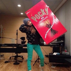  Park Bom's Instagram Update: "Here is my 빼빼로(Pocky) to U~♥" (131111)