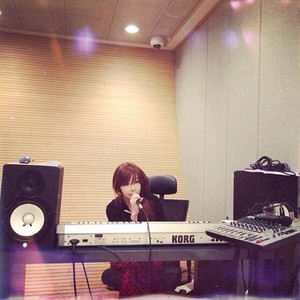  Park Bom's Instagram Update: "Luv to sing♥...." (131113)