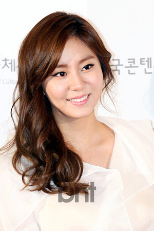  Uee at 2013 popolare Culture Art Awards Ceremony red carpet