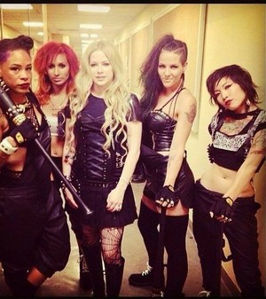 Avril and dancers