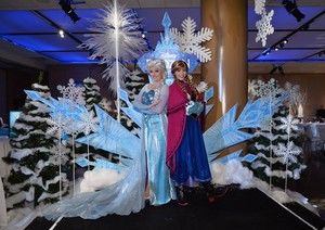  Anna and Elsa at the 《冰雪奇缘》 premiere