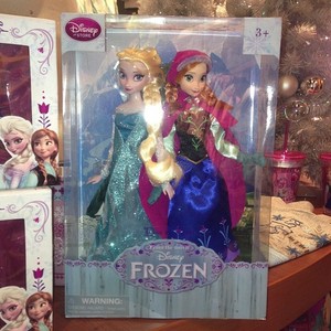  Elsa and Anna 玩偶 packaged together