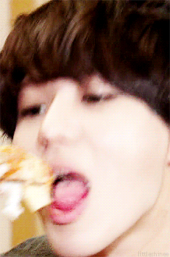 Hungry Taemin Eating Gif (Look at his tounge) 