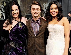  Daniel Radcliffe was flanked por Evanescence's Amy Lee and Vanessa Hudgens