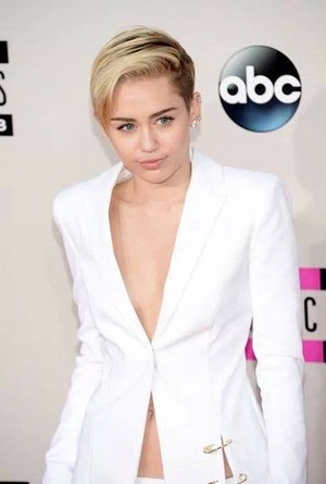 Mileyat AMA 2013