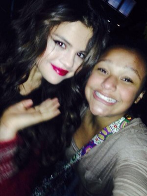  Selena meets fãs after her show, concerto - November 17