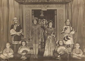  A 写真 of everyone involved in the play アラジン
