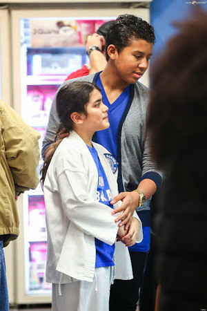  *NEW PHOTOS* (Dec. 9) Blanket Jackson enjoys ice cream with Prince after winning new karate 带, 皮带